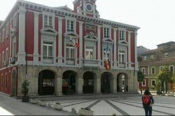 Los Populares denuncian la colocación de banderas republicanas en el Ayuntamiento de Mieres