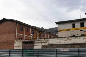 Arranca el derribo del viejo cuartel de Mieres, que estará terminado en febrero