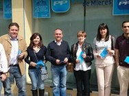 Reparto de publicidad electoral. Mercado de Mieres (11.4.2014) Con Carmen Maniega y Susana López