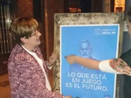 La concejal Gloria García pegando carteles