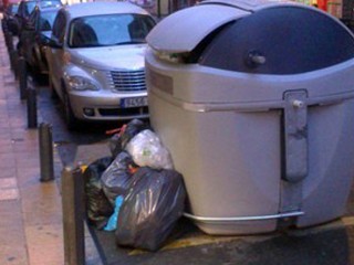 Contenedor de basura en la calle Leopoldo Alas Clarín